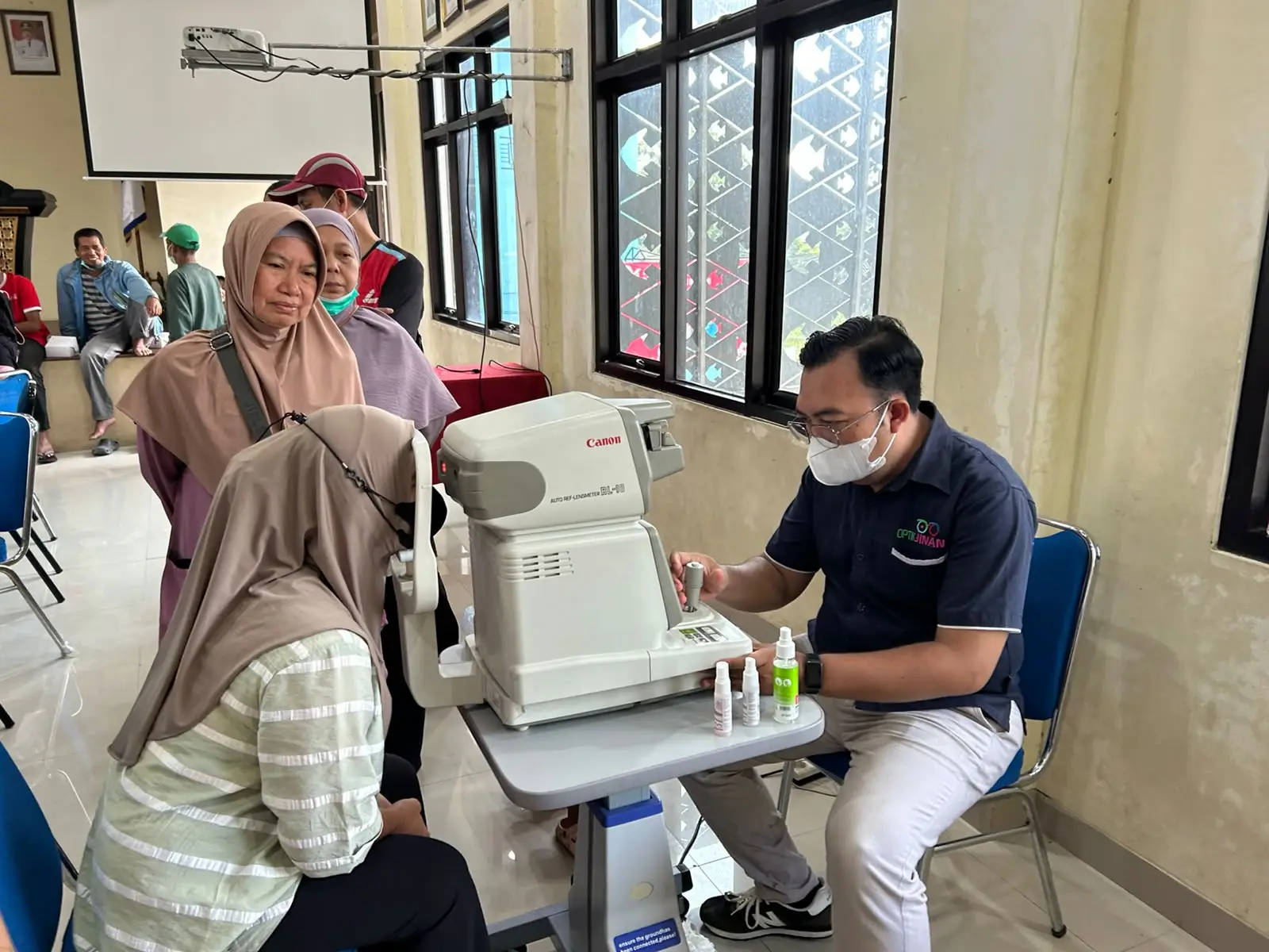 Warga Cilangkap sedang melakukan pemeriksaan kesehatan mata di Aula Kelurahan Cilangkap beberapa waktu lalu. (Sumber foto: Diskominfo Depok)