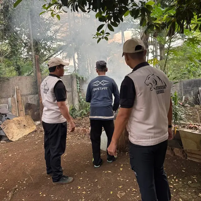 Patroli rutin dan sosialisasi himbauan larangan membakar sampah di wilayah GDC yang dilakukan oleh Tim Maung. (Sumber foto: Dokumentasi Tim Maung)