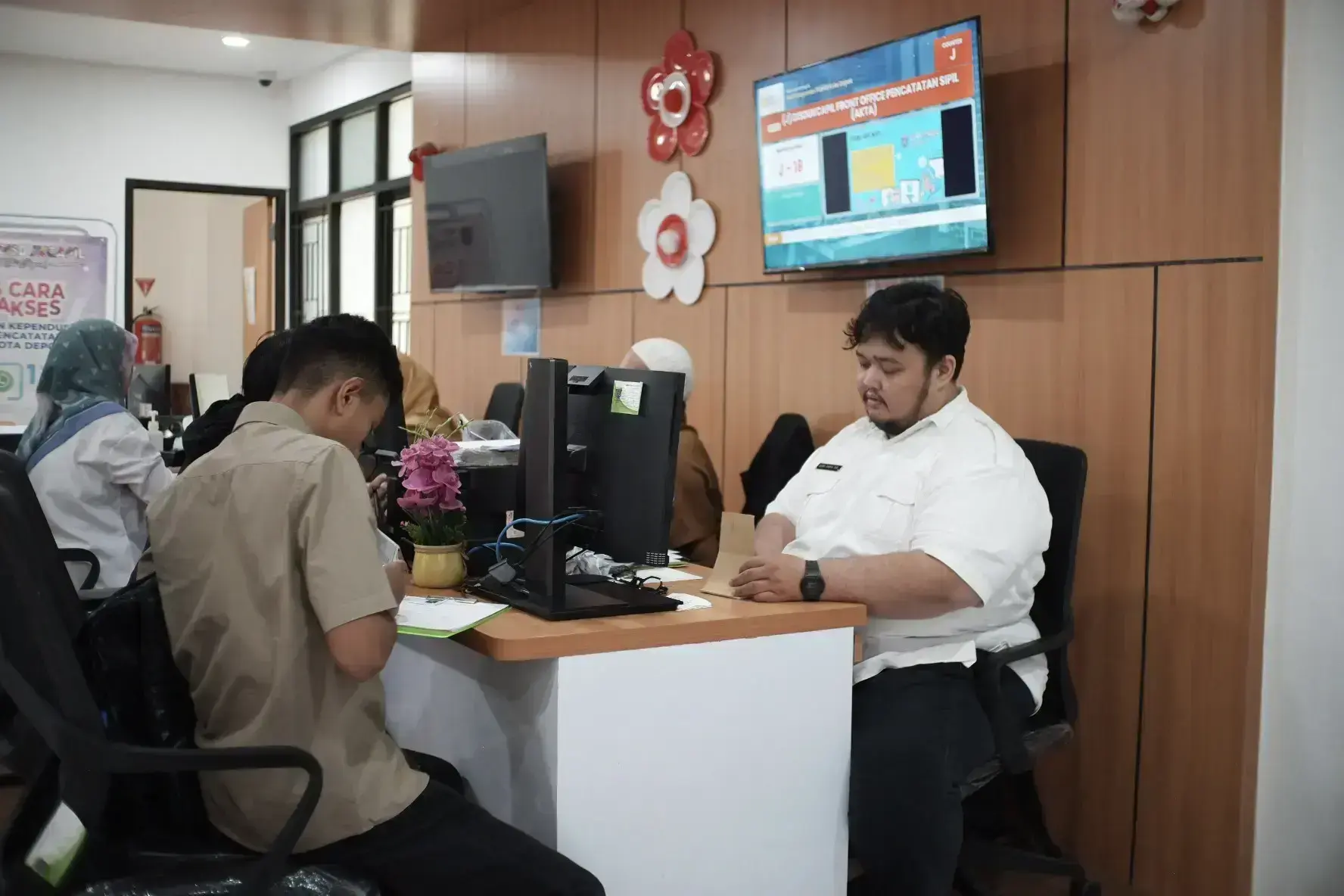 Pelayanan administrasi kependudukan yang dilakukan oleh petugas Disdukcapil Depok. (Sumber foto: Diskominfo Depok)