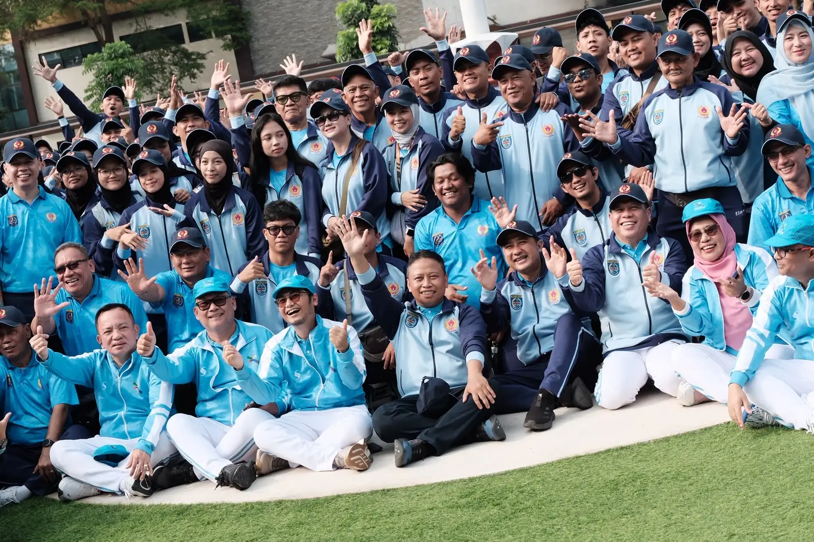 Momen Wali Kota Depok, Supian Suri, saat melepas kontingen Kota Depok untuk berkompetisi dalam ajang Porprov XV Jawa Barat 2026. (Foto: Diskominfo Depok)