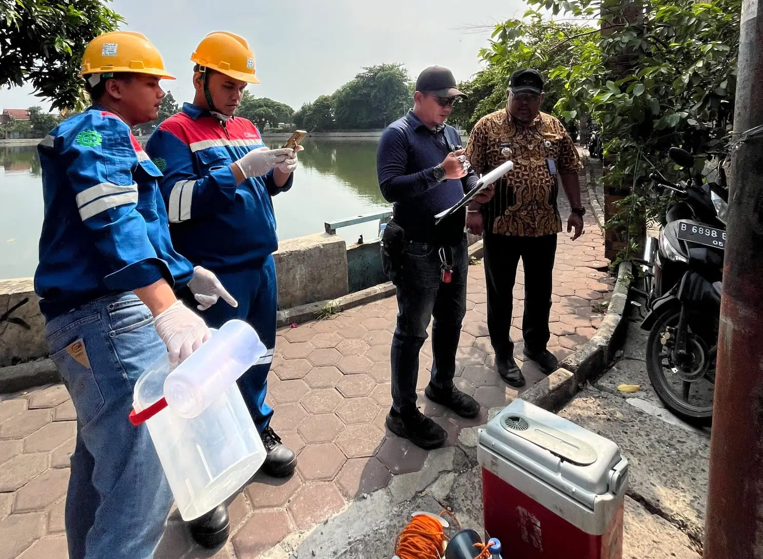 Pemeriksaan kualitas air Situ Pladen di Kecamatan Beji dilakukan oleh Dinas Lingkungan Hidup dan Kebersihan (DLHK) Kota Depok bersama Lurah Beji, Samsu Sadikin, melalui pengambilan sampel pada Jumat (23/10/2026). (Foto: Dok. Narasumber)