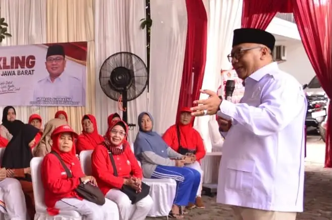 Momen kebersamaan Anggota DPRD Jabar Pradi Supriatna bersama masyarakat Depok saat mengikuti layanan kesehatan gratis, Minggu (25/10/2026). (Foto: Dok. Narasumber)