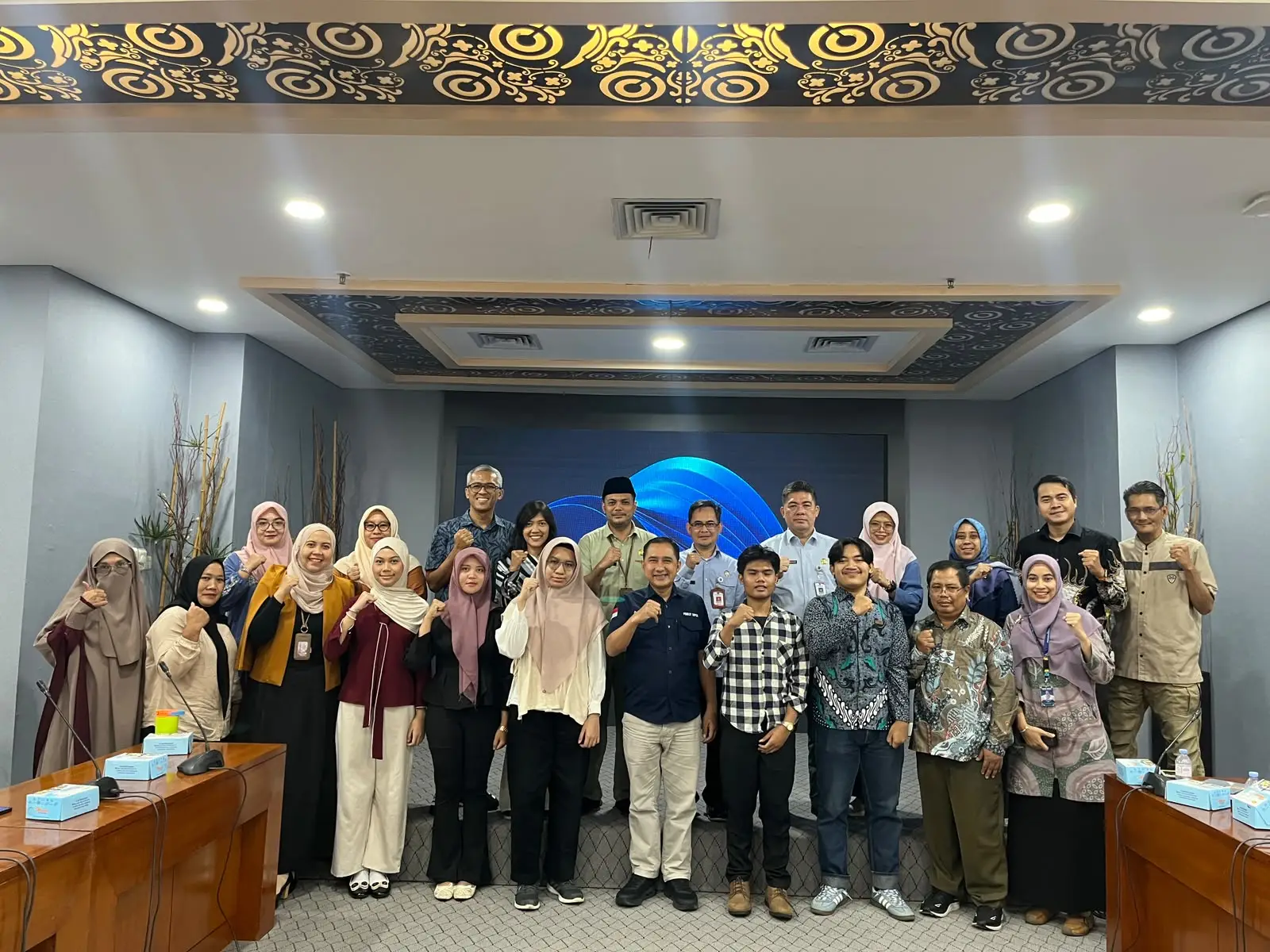 Tercatat lima siswa asal Depok resmi dilepas oleh Wakil Wali Kota Depok Chandra Rahmansyah dan Tim Depok Maju Go Global untuk menempuh pendidikan tinggi di Guillin University of Electronic Technology, Tiongkok. (Dok. Diskominfo Depok)